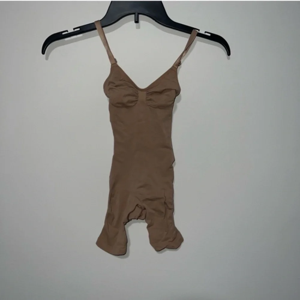 SKIMS SEAMLESS SCULPT MID THIGH BODYSUIT SIENNA NUDE XXS